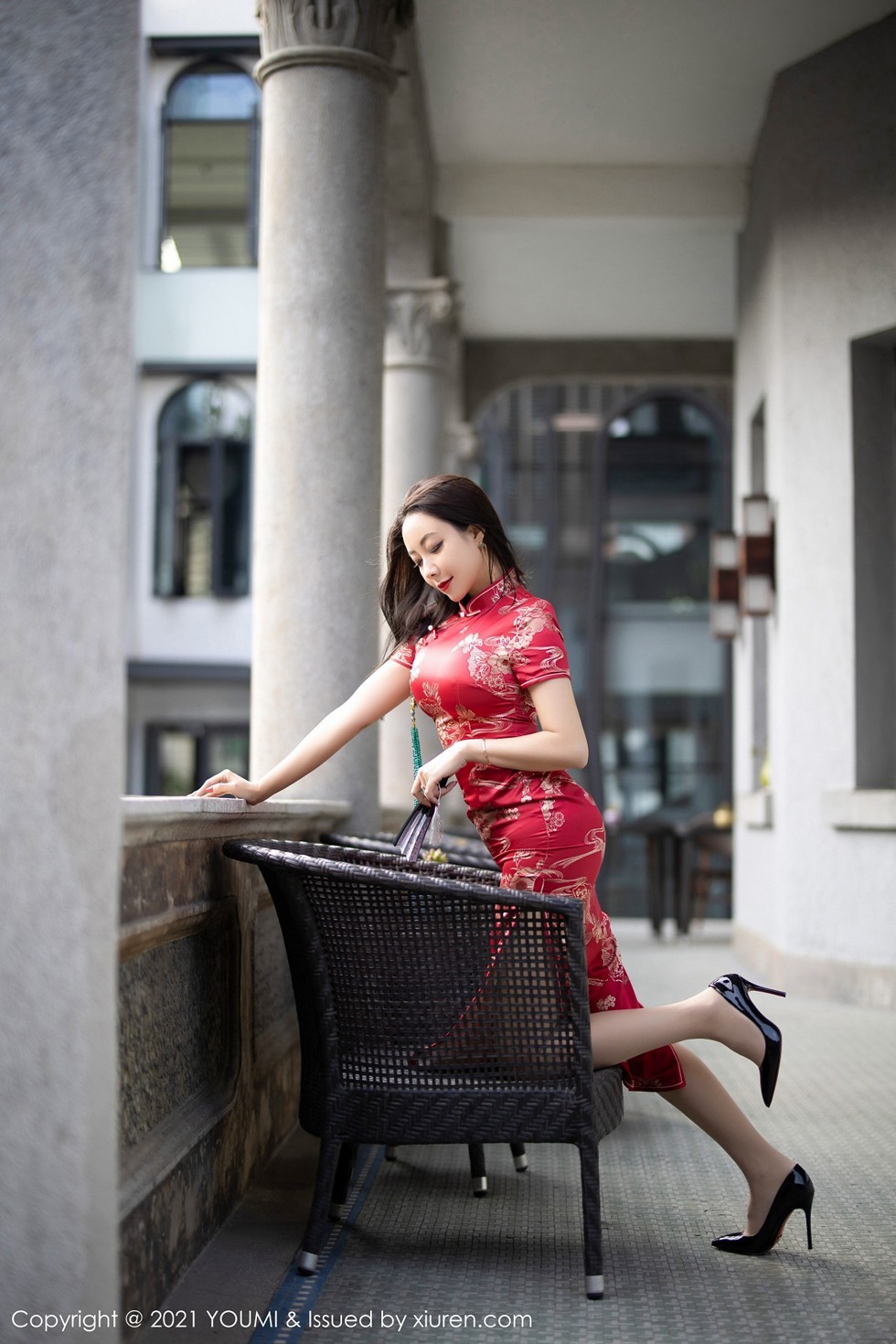 [YouMi尤蜜荟]Vol.598_嫩模果儿Victoria杭州旅拍鲜艳古典旗袍半脱露豪乳诱惑写真45P