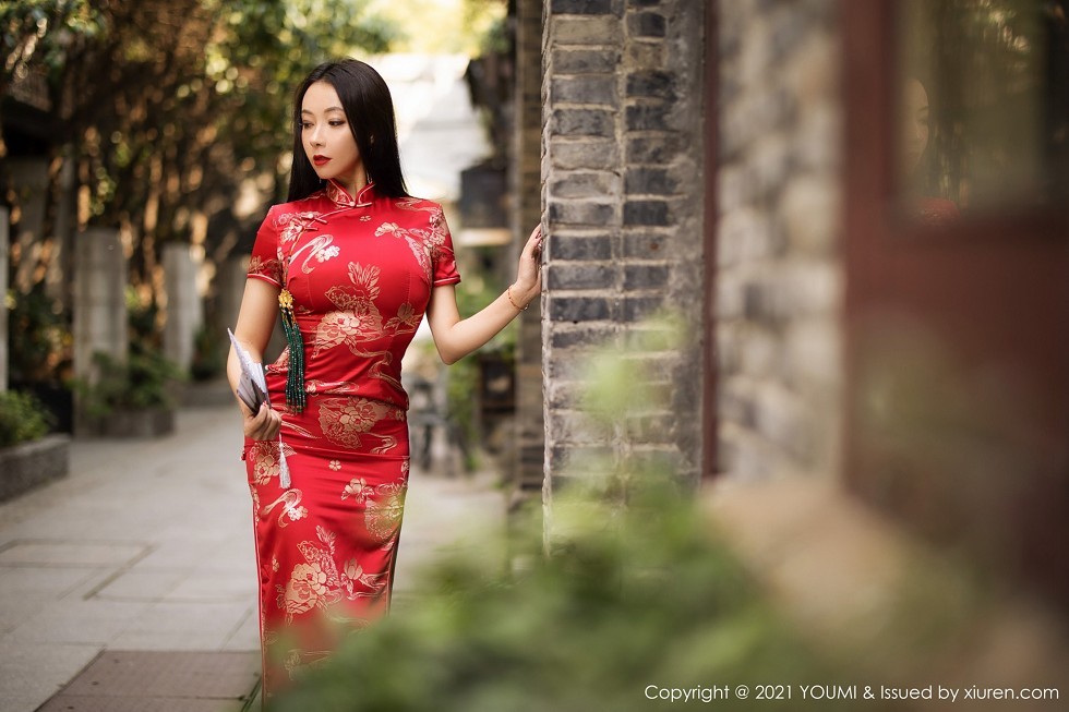 [YouMi尤蜜荟]Vol.598_嫩模果儿Victoria杭州旅拍鲜艳古典旗袍半脱露豪乳诱惑写真45P