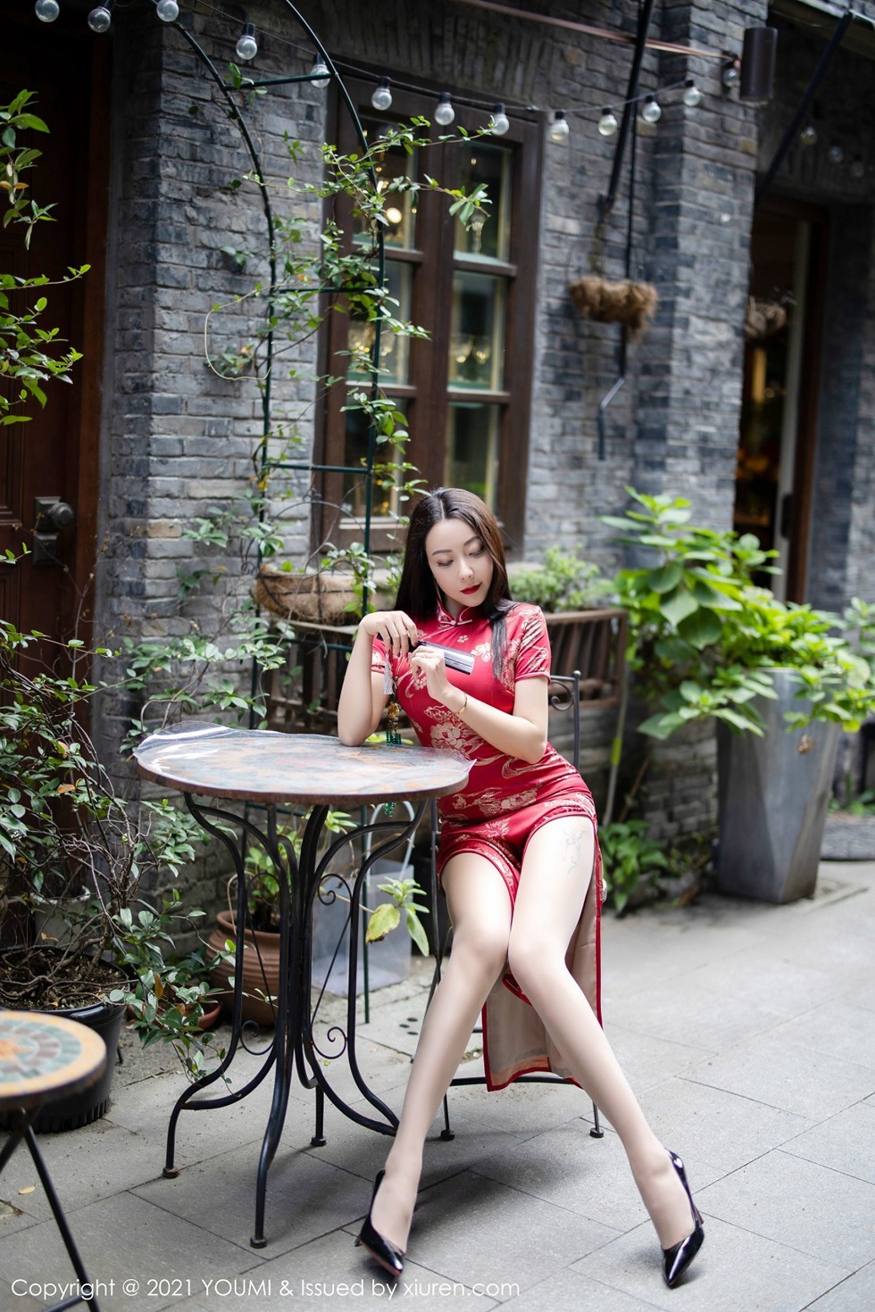 [YouMi尤蜜荟]Vol.598_嫩模果儿Victoria杭州旅拍鲜艳古典旗袍半脱露豪乳诱惑写真45P
