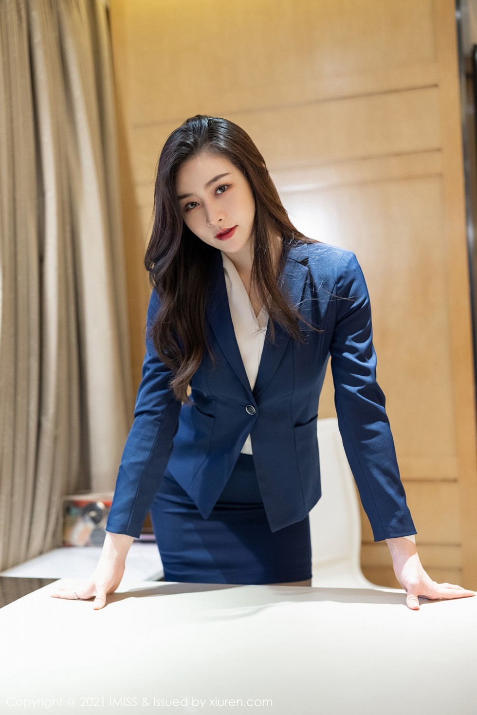 [IMISS爱蜜社]Vol.549_气质美女Vanessa短裙下性感黑丝裤袜秀美腿迷人诱惑写真53P
