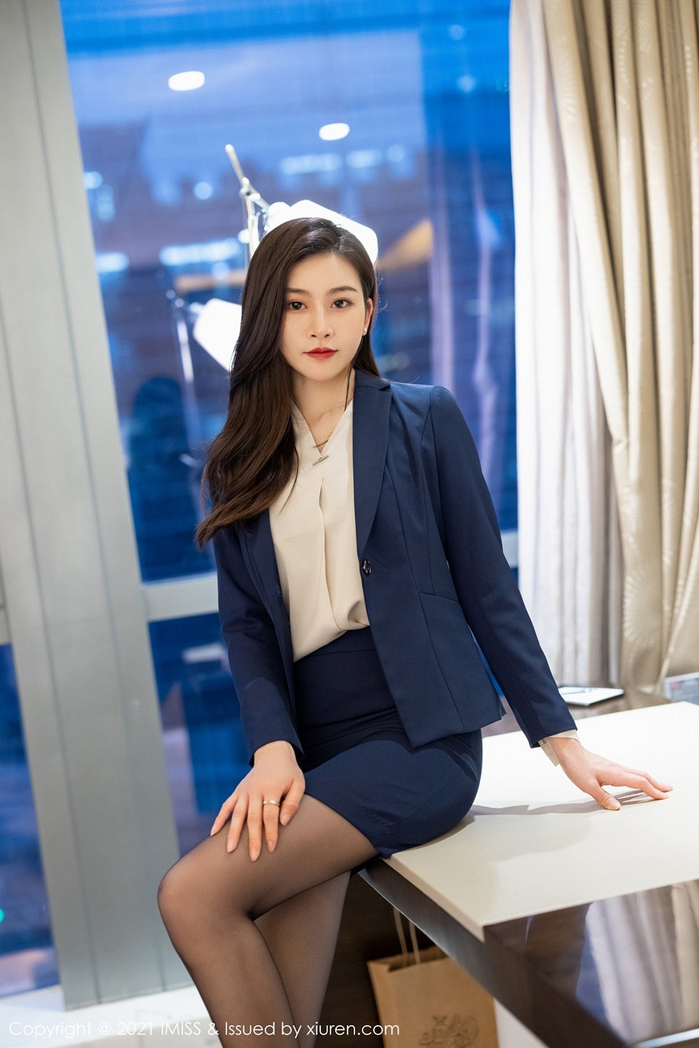 [IMISS爱蜜社]Vol.549_气质美女Vanessa短裙下性感黑丝裤袜秀美腿迷人诱惑写真53P