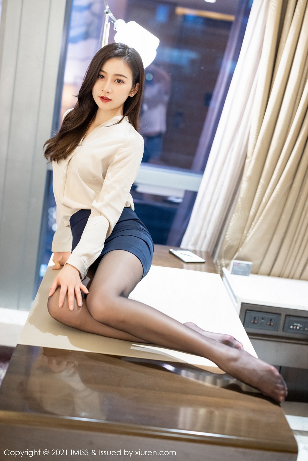 [IMISS爱蜜社]Vol.549_气质美女Vanessa短裙下性感黑丝裤袜秀美腿迷人诱惑写真53P