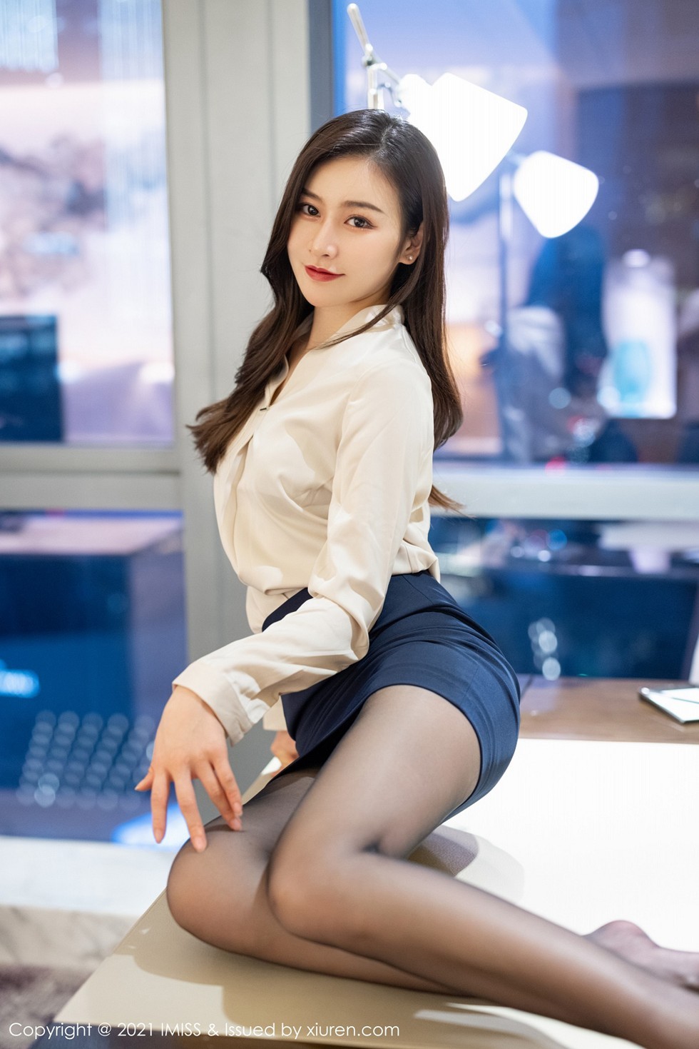 [IMISS爱蜜社]Vol.549_气质美女Vanessa短裙下性感黑丝裤袜秀美腿迷人诱惑写真53P