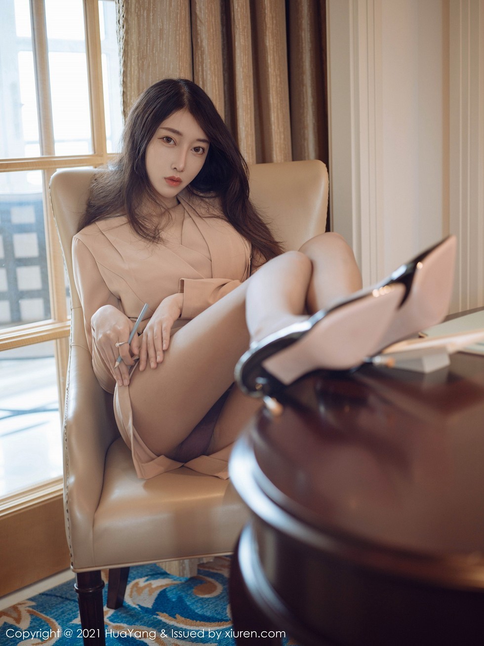 [HuaYang花漾]Vol.364_丽质美人玥儿玥er厦门旅拍暖色调服饰配肉丝裤袜诱惑写真62P
