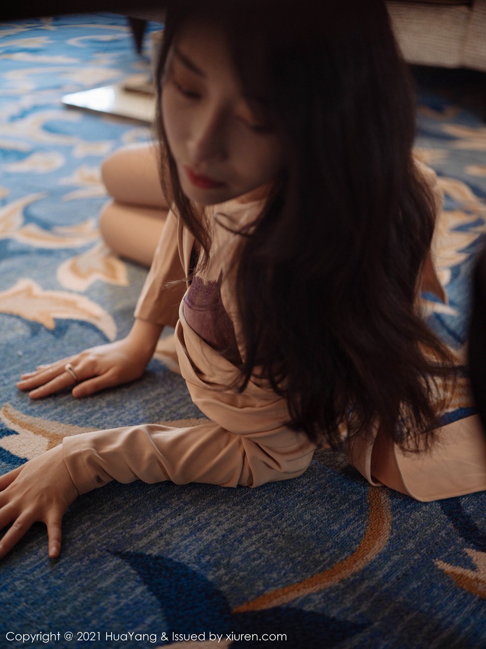 [HuaYang花漾]Vol.364_丽质美人玥儿玥er厦门旅拍暖色调服饰配肉丝裤袜诱惑写真62P