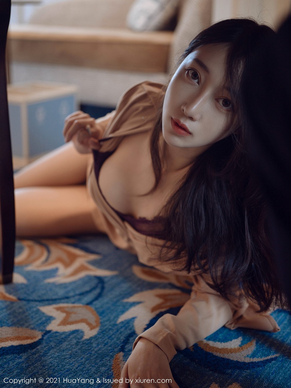 [HuaYang花漾]Vol.364_丽质美人玥儿玥er厦门旅拍暖色调服饰配肉丝裤袜诱惑写真62P