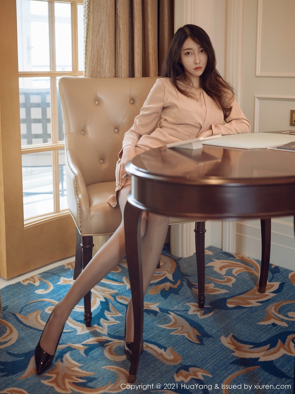 [HuaYang花漾]Vol.364_丽质美人玥儿玥er厦门旅拍暖色调服饰配肉丝裤袜诱惑写真62P