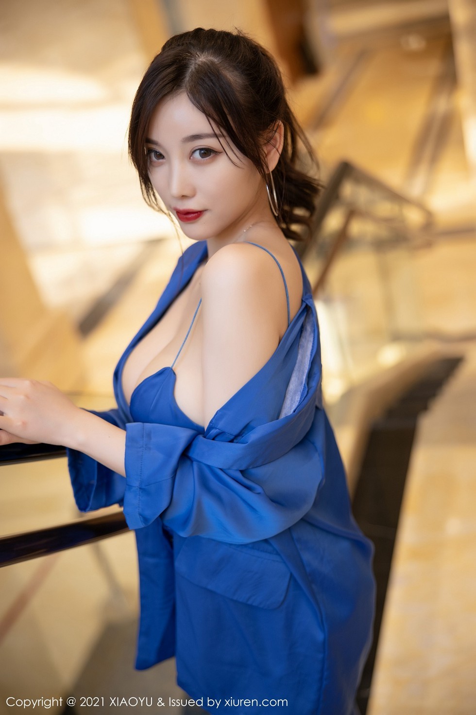 [XiaoYu画语界]Vol.467_女神杨晨晨sugar私房旅拍蓝色西装下丝质吊带配蕾丝内裤诱惑写真98P