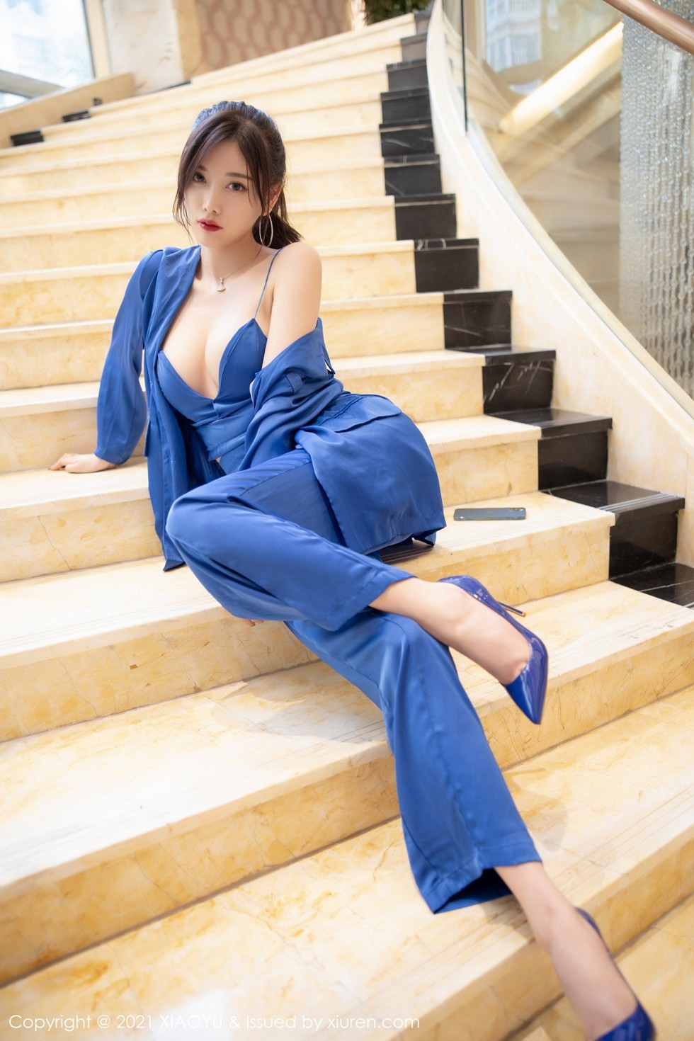 [XiaoYu画语界]Vol.467_女神杨晨晨sugar私房旅拍蓝色西装下丝质吊带配蕾丝内裤诱惑写真98P