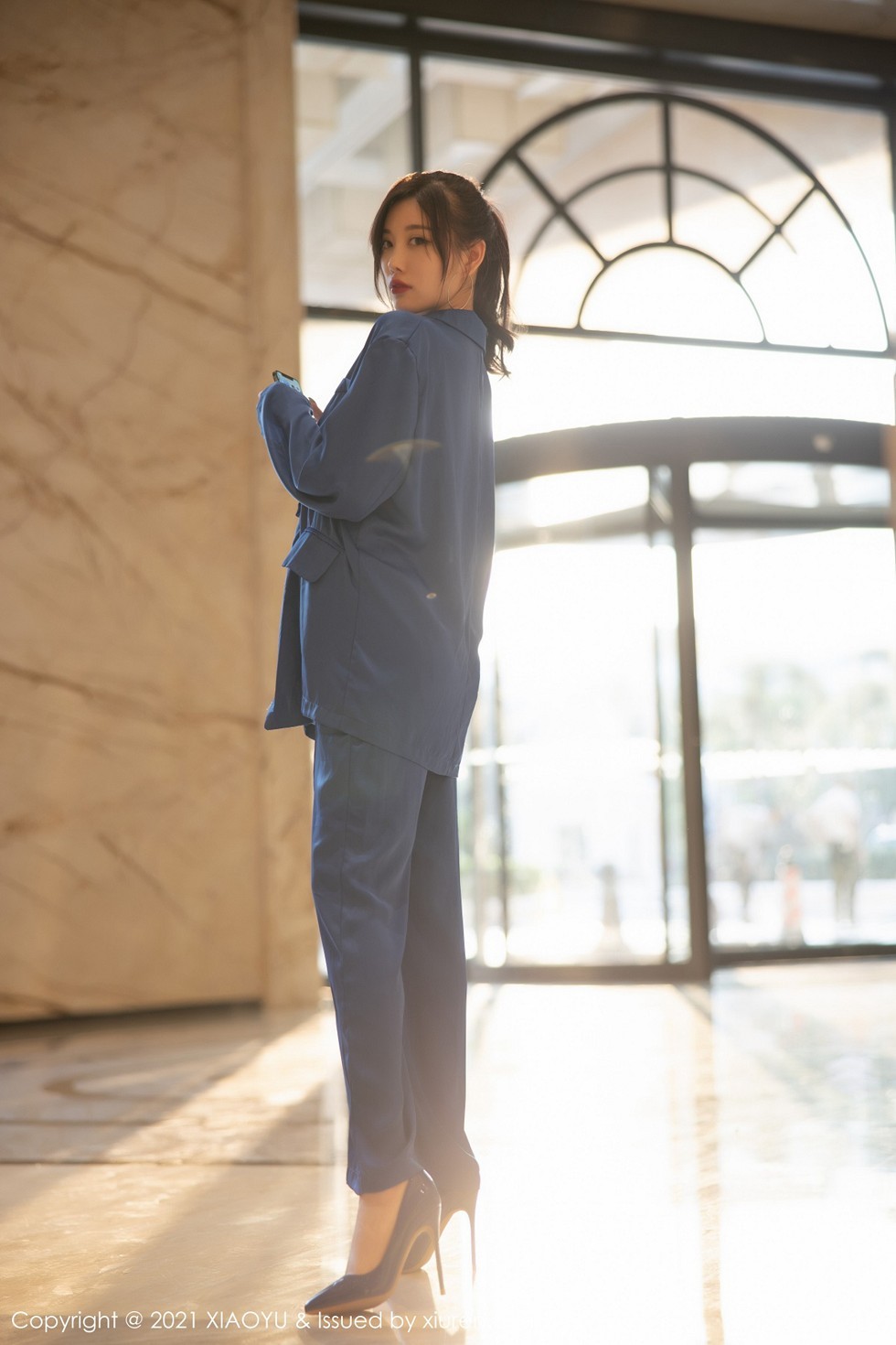 [XiaoYu画语界]Vol.467_女神杨晨晨sugar私房旅拍蓝色西装下丝质吊带配蕾丝内裤诱惑写真98P