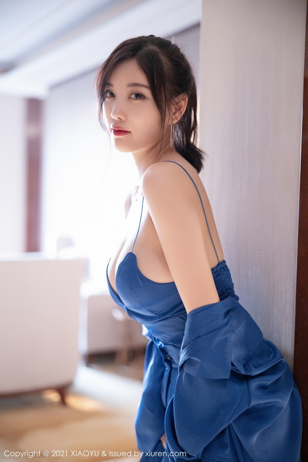 [XiaoYu画语界]Vol.467_女神杨晨晨sugar私房旅拍蓝色西装下丝质吊带配蕾丝内裤诱惑写真98P