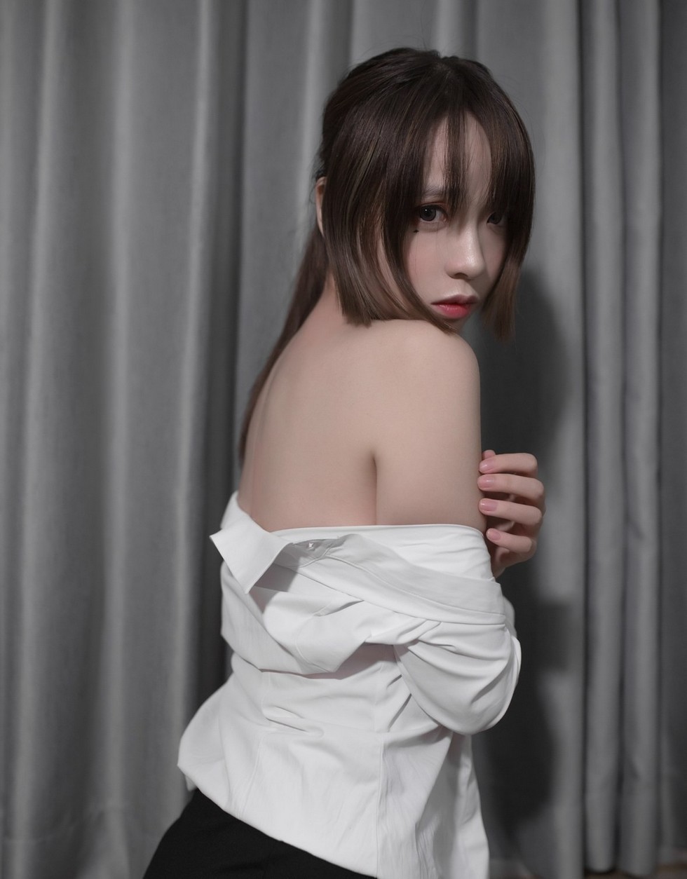 [喵糖映画]Vol.334_白衬衣职业装美少女私房黑短裙下性感黑丝裤袜秀美腿迷人写真20P
