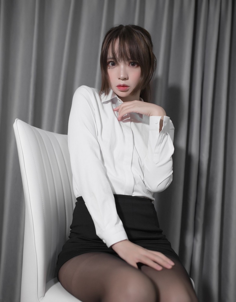 [喵糖映画]Vol.334_白衬衣职业装美少女私房黑短裙下性感黑丝裤袜秀美腿迷人写真20P