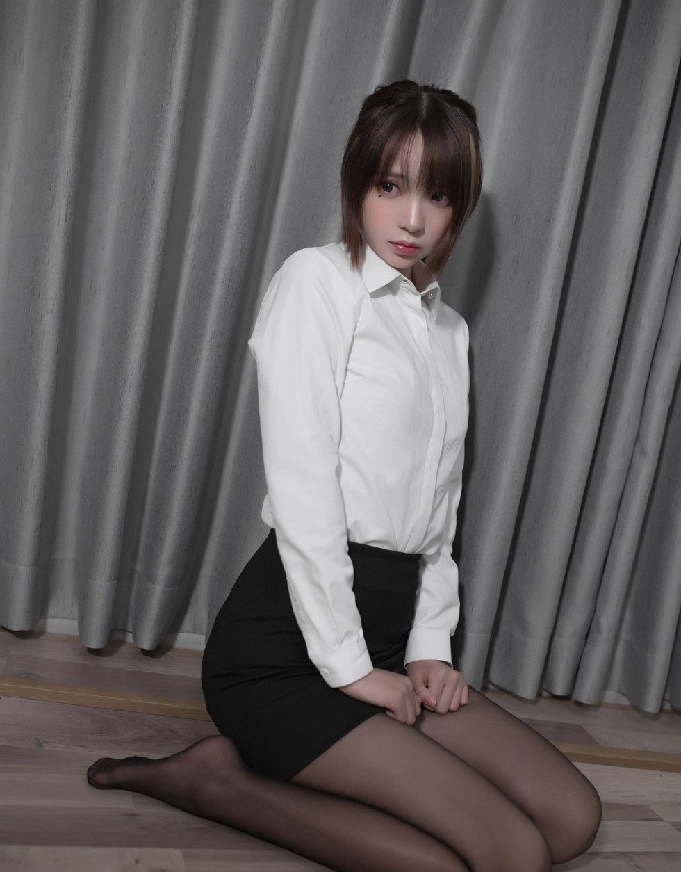 [喵糖映画]Vol.334_白衬衣职业装美少女私房黑短裙下性感黑丝裤袜秀美腿迷人写真20P