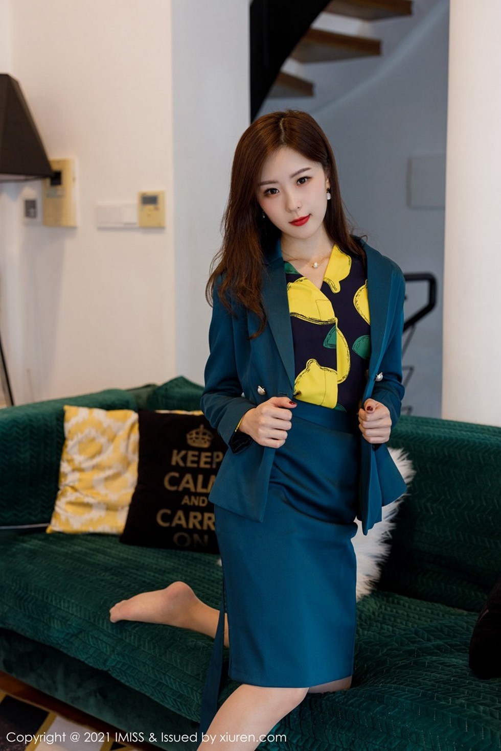 [IMISS爱蜜社]Vol.551_嫩模杨紫嫣Cynthia职场0L典雅服饰露蕾丝吊袜秀翘臀美腿诱惑写真60P
