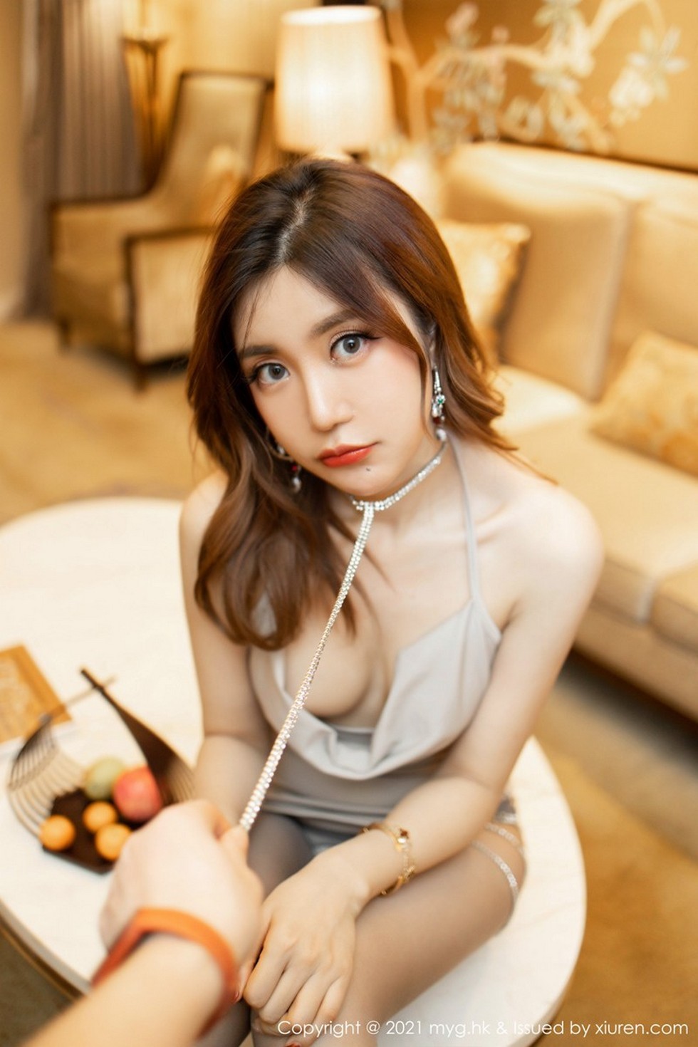 [MyGirl美媛馆]Vol.488_女神Carina梦绮华丽典雅吊裙配开档肉丝裤袜秀翘臀诱惑写真60P