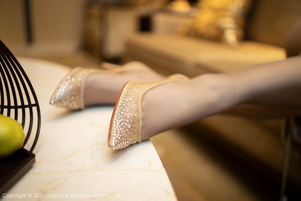 [MyGirl美媛馆]Vol.488_女神Carina梦绮华丽典雅吊裙配开档肉丝裤袜秀翘臀诱惑写真60P