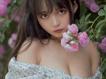 Vol.338_翠花连身裙青春美女户外蔷薇花丛中低胸秀豪乳半球迷人骚扰写真24P