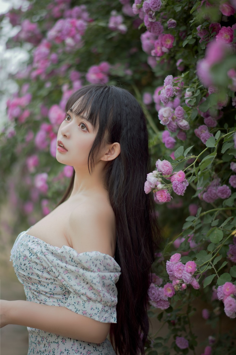 [喵糖映画]Vol.338_翠花连身裙美女户外蔷薇花丛中低胸秀豪乳半球迷人诱惑写真24P