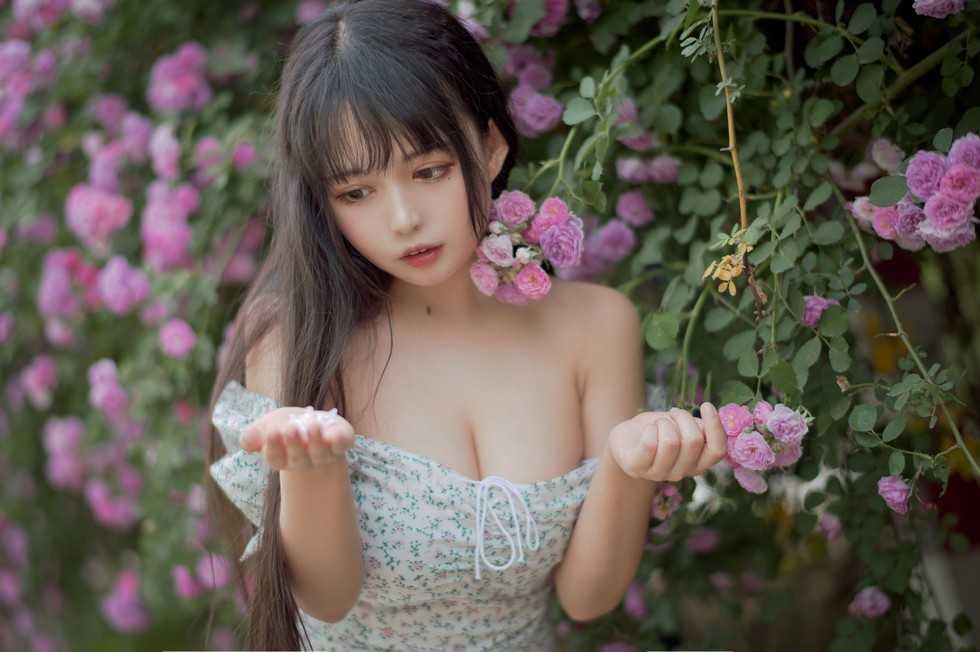 [喵糖映画]Vol.338_翠花连身裙美女户外蔷薇花丛中低胸秀豪乳半球迷人诱惑写真24P