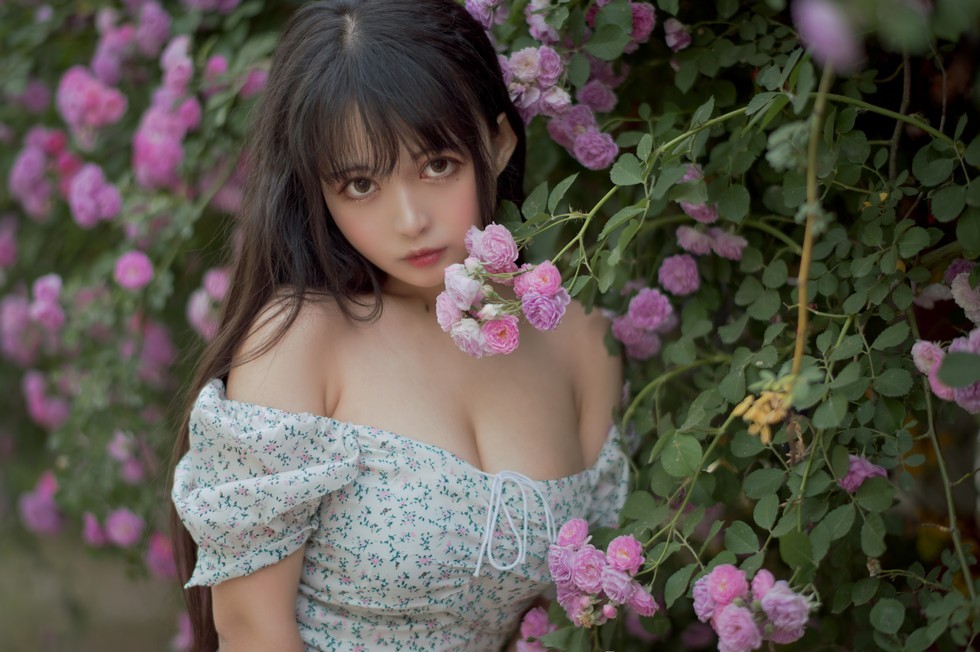 [喵糖映画]Vol.338_翠花连身裙美女户外蔷薇花丛中低胸秀豪乳半球迷人诱惑写真24P