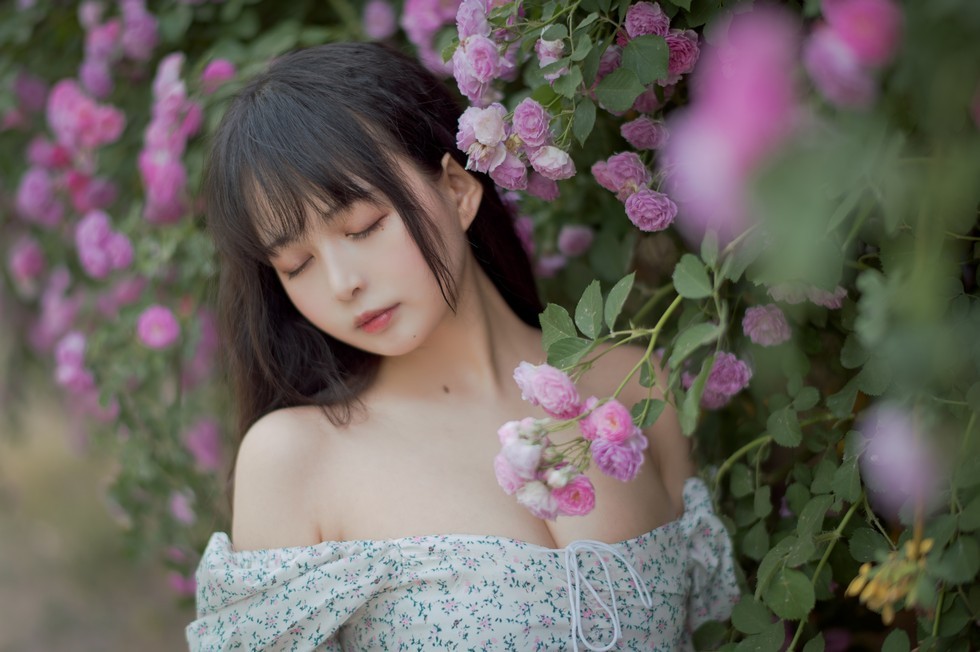 [喵糖映画]Vol.338_翠花连身裙美女户外蔷薇花丛中低胸秀豪乳半球迷人诱惑写真24P