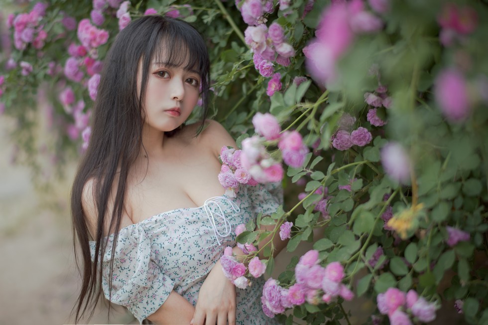 [喵糖映画]Vol.338_翠花连身裙美女户外蔷薇花丛中低胸秀豪乳半球迷人诱惑写真24P