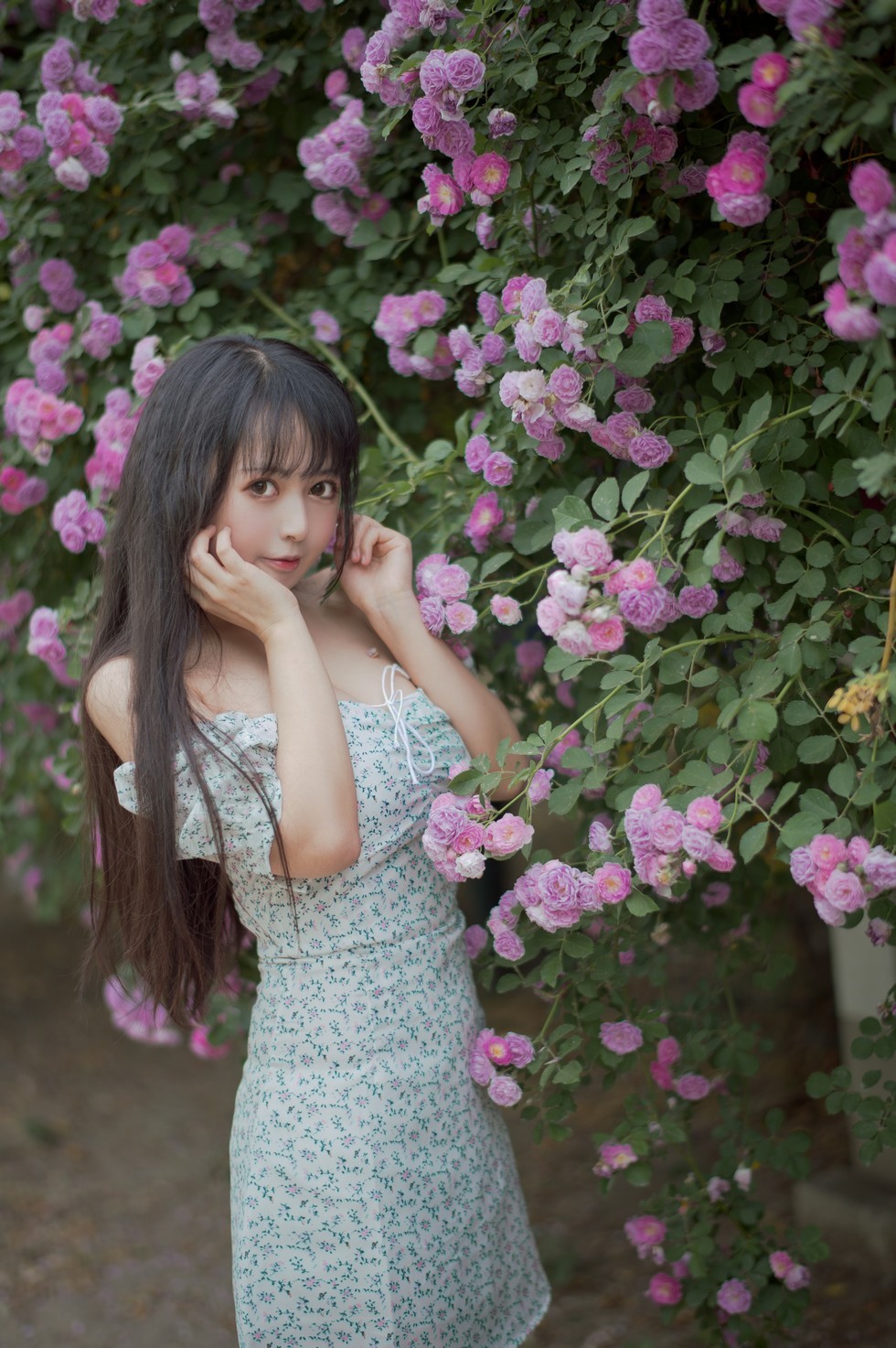 [喵糖映画]Vol.338_翠花连身裙美女户外蔷薇花丛中低胸秀豪乳半球迷人诱惑写真24P