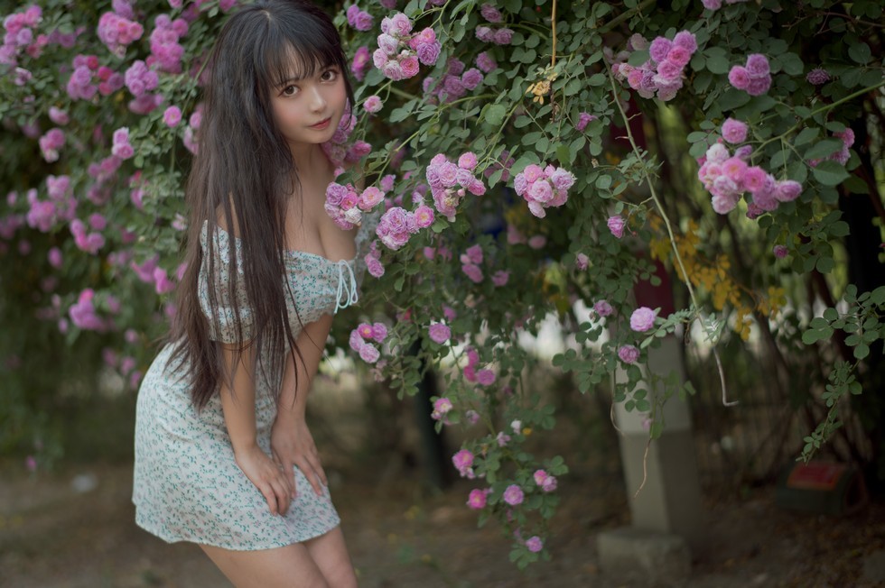 [喵糖映画]Vol.338_翠花连身裙美女户外蔷薇花丛中低胸秀豪乳半球迷人诱惑写真24P