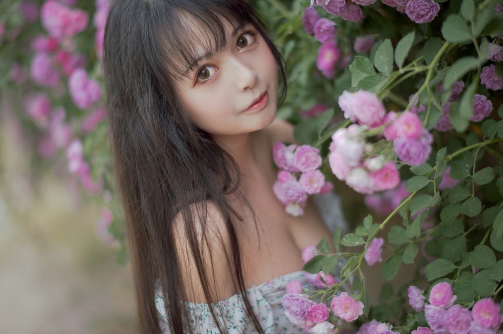 [喵糖映画]Vol.338_翠花连身裙美女户外蔷薇花丛中低胸秀豪乳半球迷人诱惑写真24P