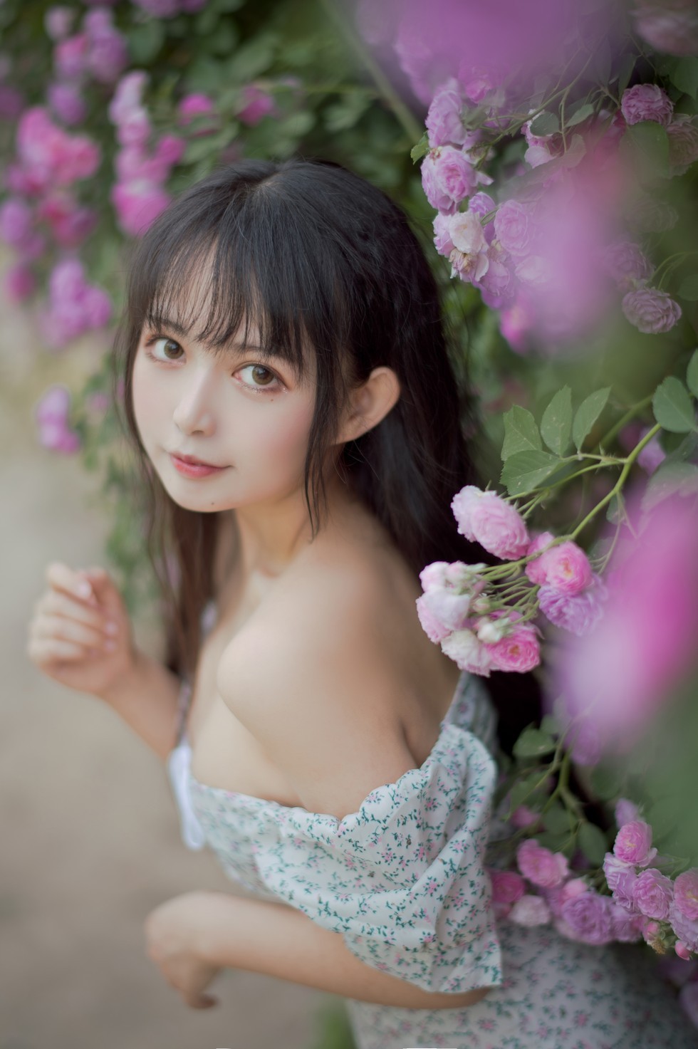 [喵糖映画]Vol.338_翠花连身裙美女户外蔷薇花丛中低胸秀豪乳半球迷人诱惑写真24P