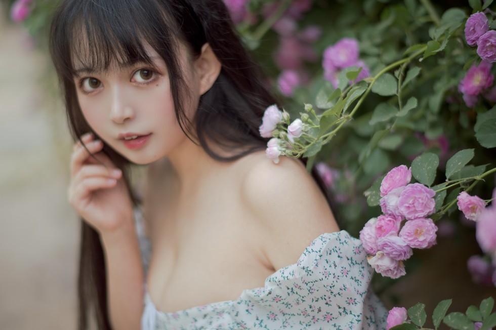 [喵糖映画]Vol.338_翠花连身裙美女户外蔷薇花丛中低胸秀豪乳半球迷人诱惑写真24P
