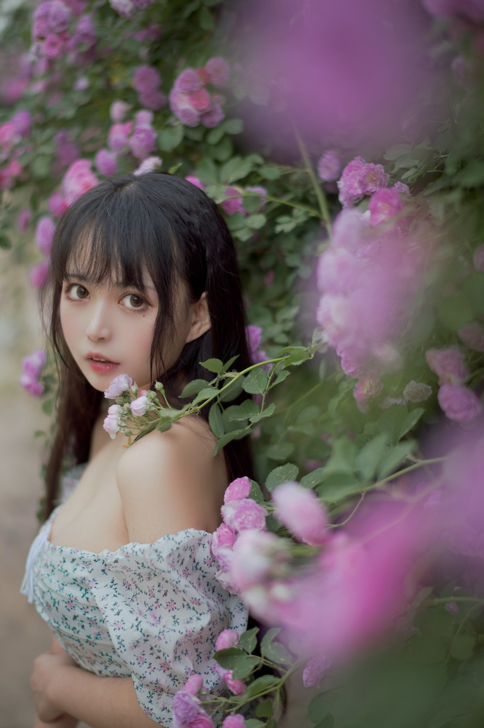 [喵糖映画]Vol.338_翠花连身裙美女户外蔷薇花丛中低胸秀豪乳半球迷人诱惑写真24P