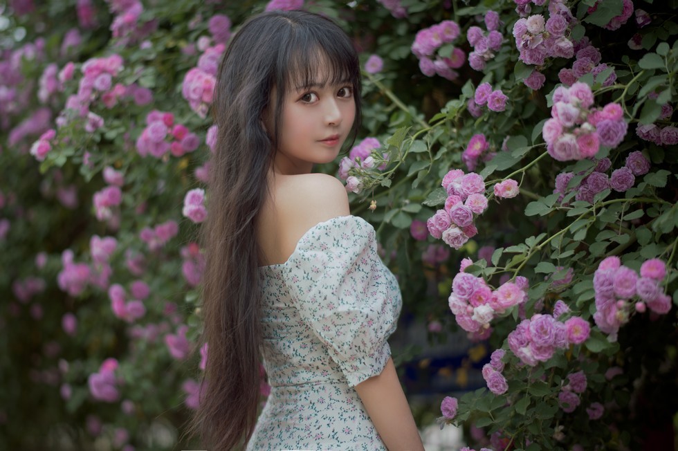 [喵糖映画]Vol.338_翠花连身裙美女户外蔷薇花丛中低胸秀豪乳半球迷人诱惑写真24P