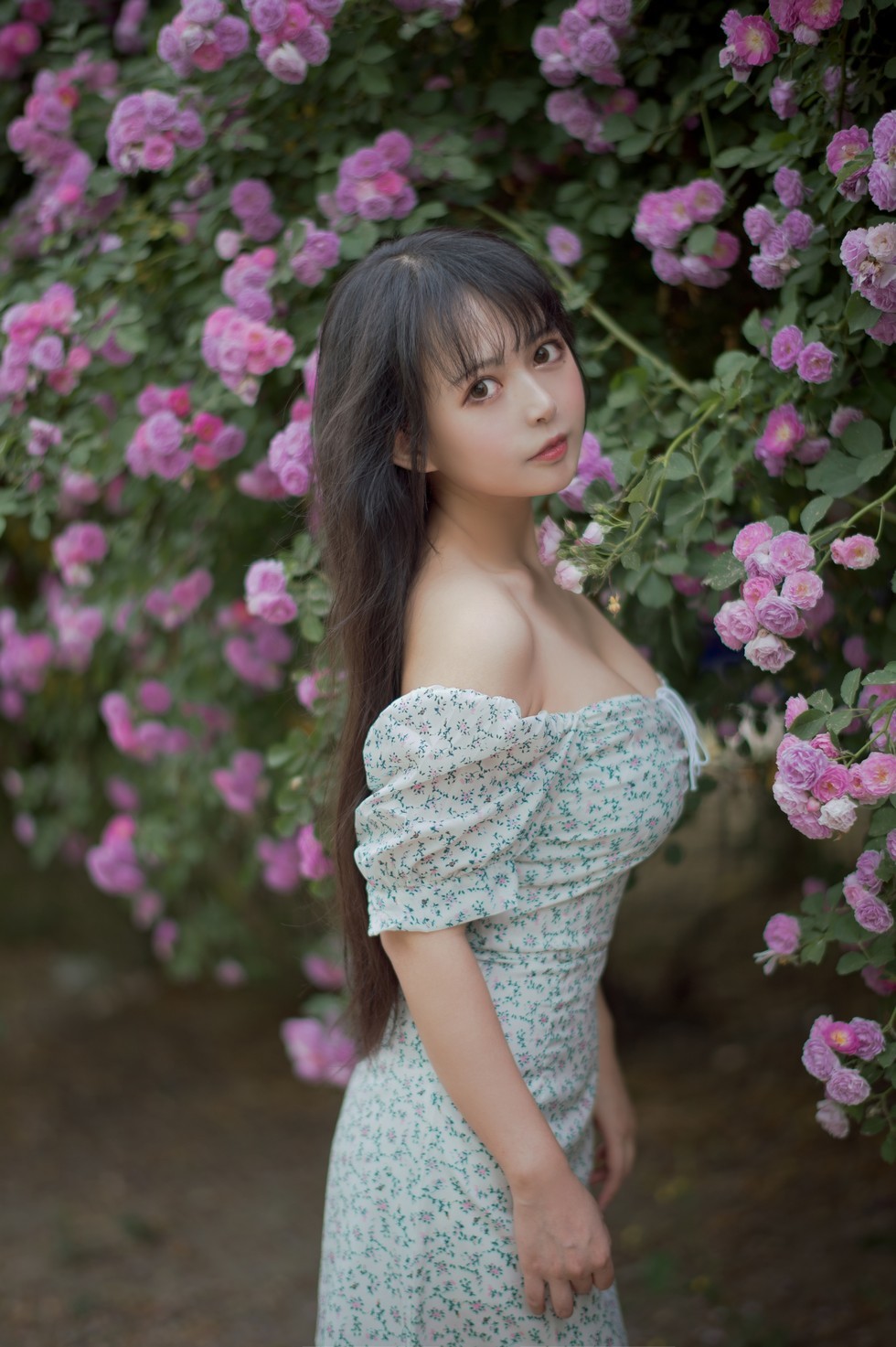 [喵糖映画]Vol.338_翠花连身裙美女户外蔷薇花丛中低胸秀豪乳半球迷人诱惑写真24P