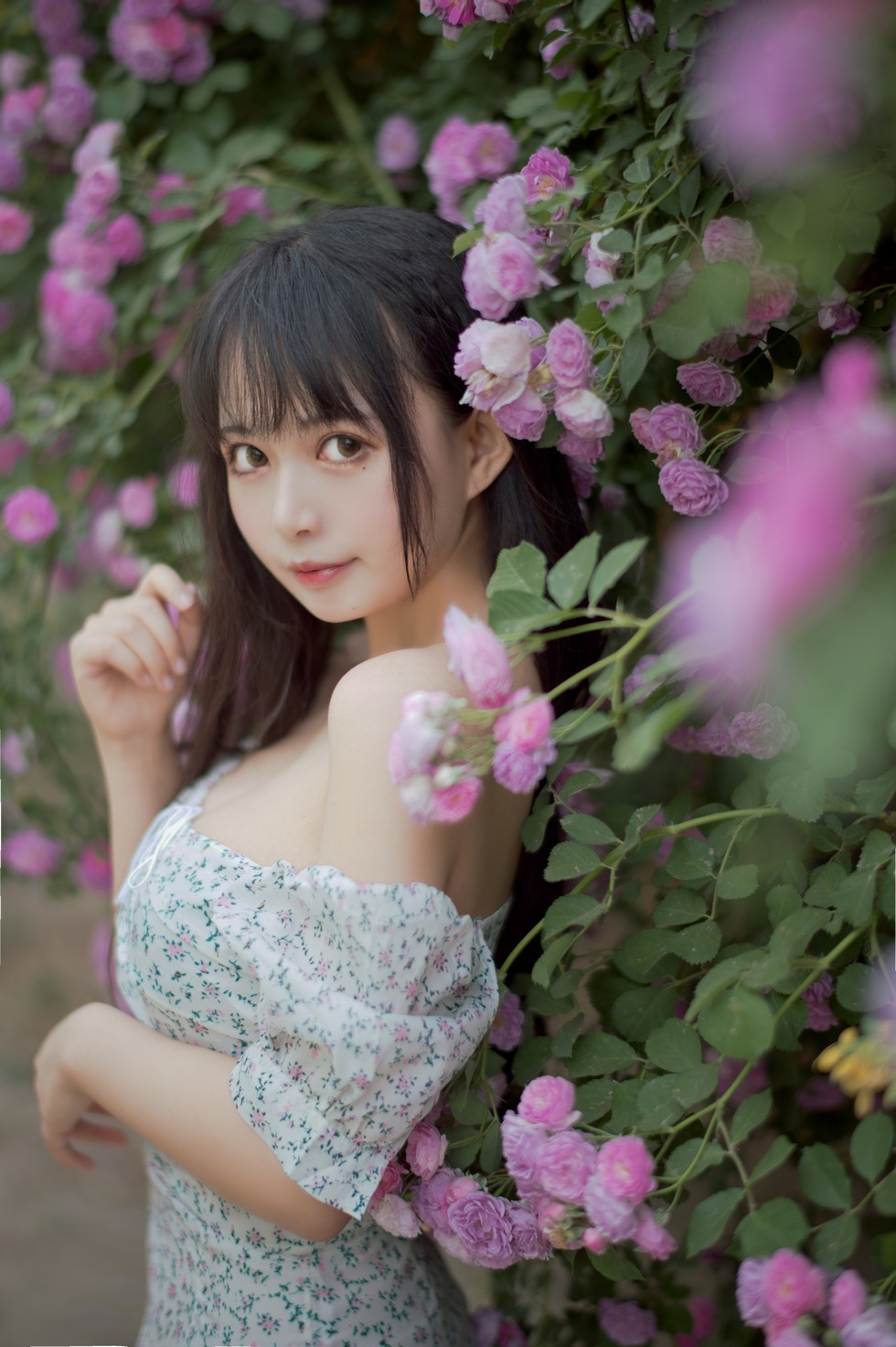 [喵糖映画]Vol.338_翠花连身裙美女户外蔷薇花丛中低胸秀豪乳半球迷人诱惑写真24P