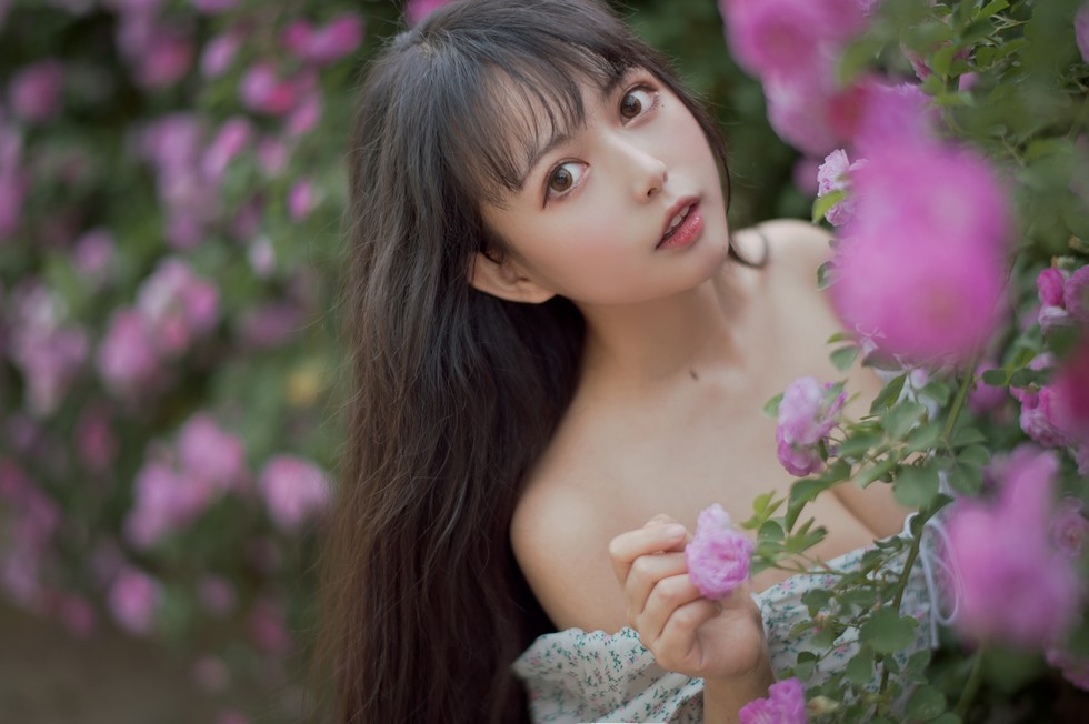 [喵糖映画]Vol.338_翠花连身裙美女户外蔷薇花丛中低胸秀豪乳半球迷人诱惑写真24P