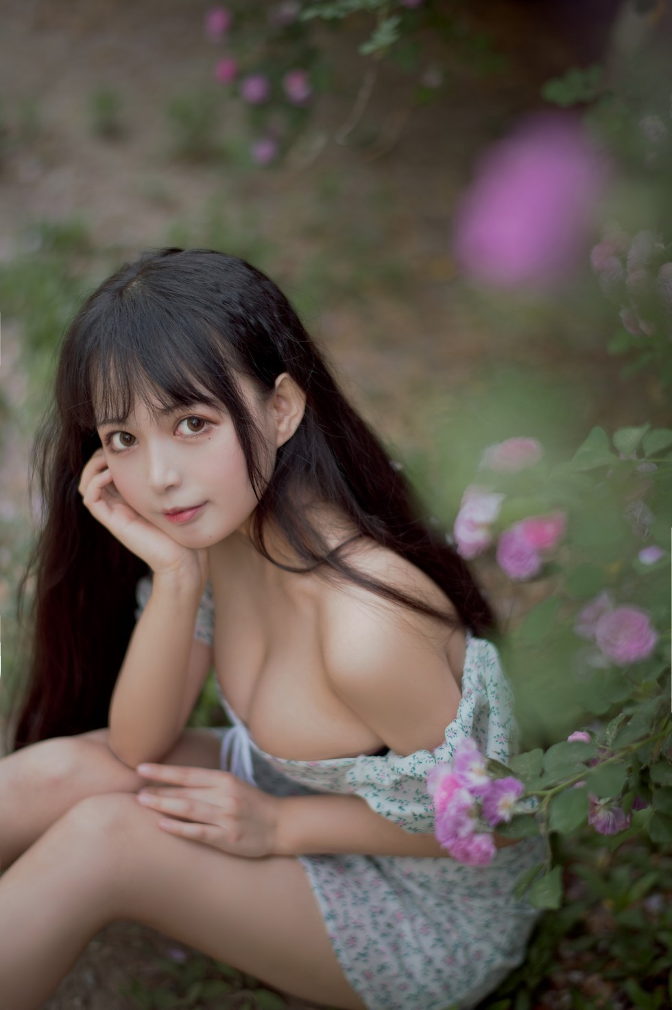 [喵糖映画]Vol.338_翠花连身裙美女户外蔷薇花丛中低胸秀豪乳半球迷人诱惑写真24P