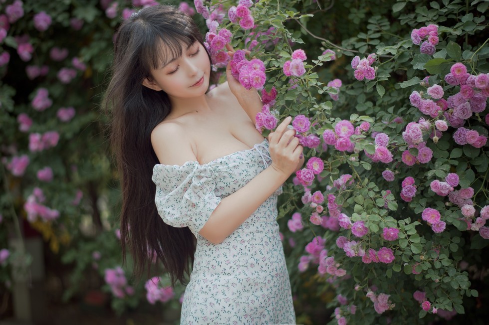 [喵糖映画]Vol.338_翠花连身裙美女户外蔷薇花丛中低胸秀豪乳半球迷人诱惑写真24P