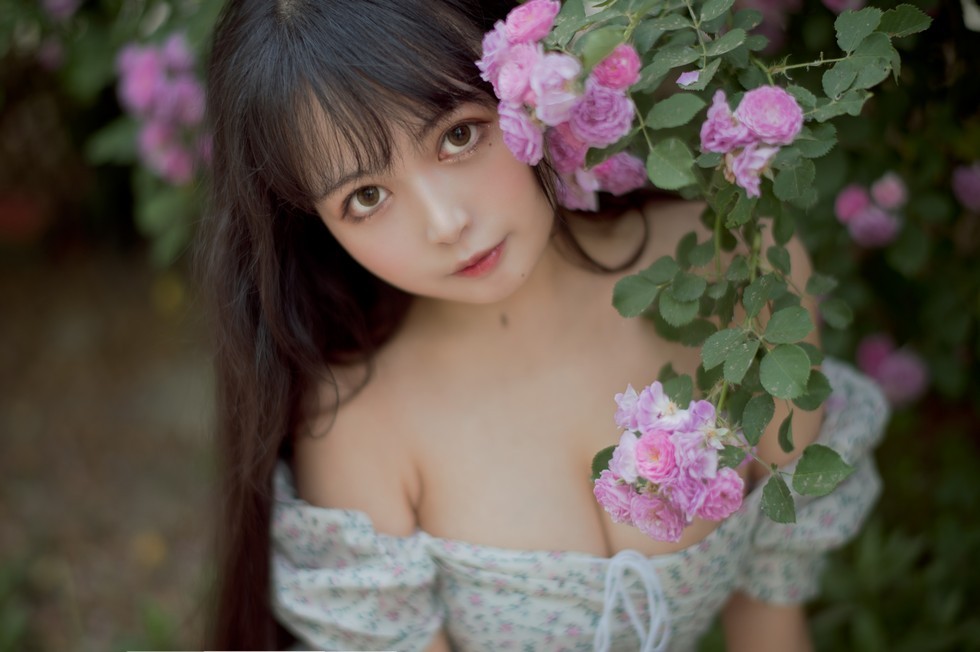 [喵糖映画]Vol.338_翠花连身裙美女户外蔷薇花丛中低胸秀豪乳半球迷人诱惑写真24P