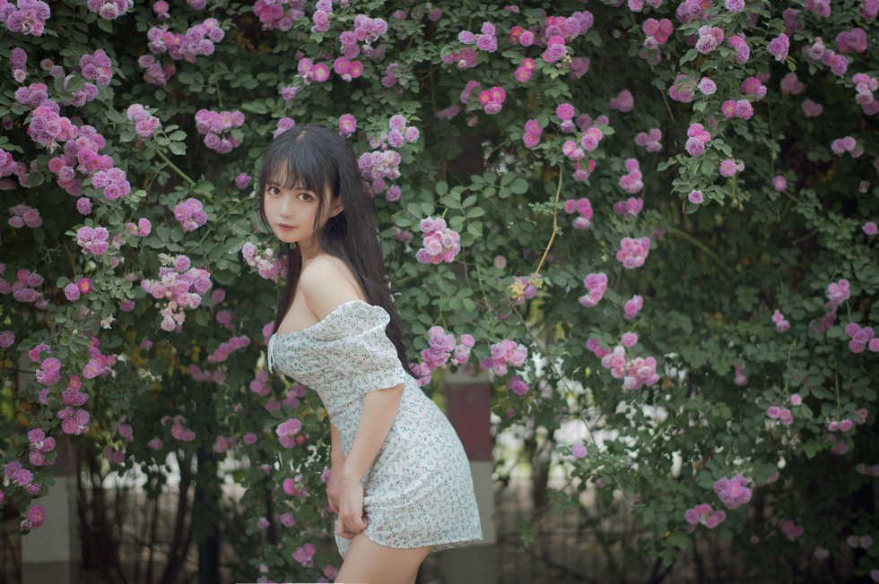 [喵糖映画]Vol.338_翠花连身裙美女户外蔷薇花丛中低胸秀豪乳半球迷人诱惑写真24P