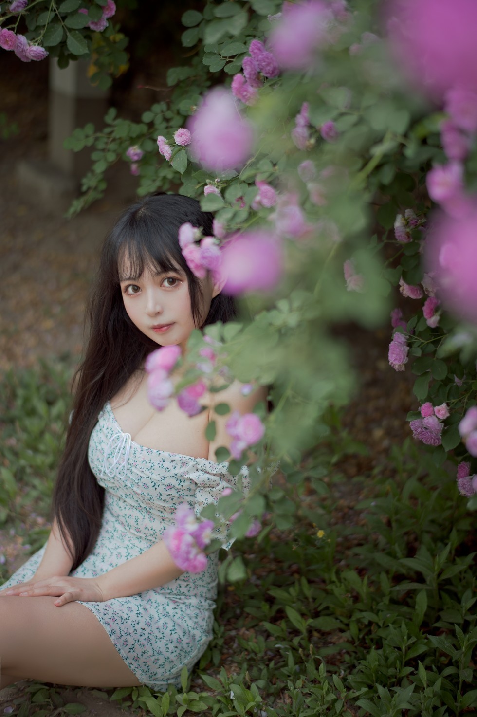 [喵糖映画]Vol.338_翠花连身裙美女户外蔷薇花丛中低胸秀豪乳半球迷人诱惑写真24P