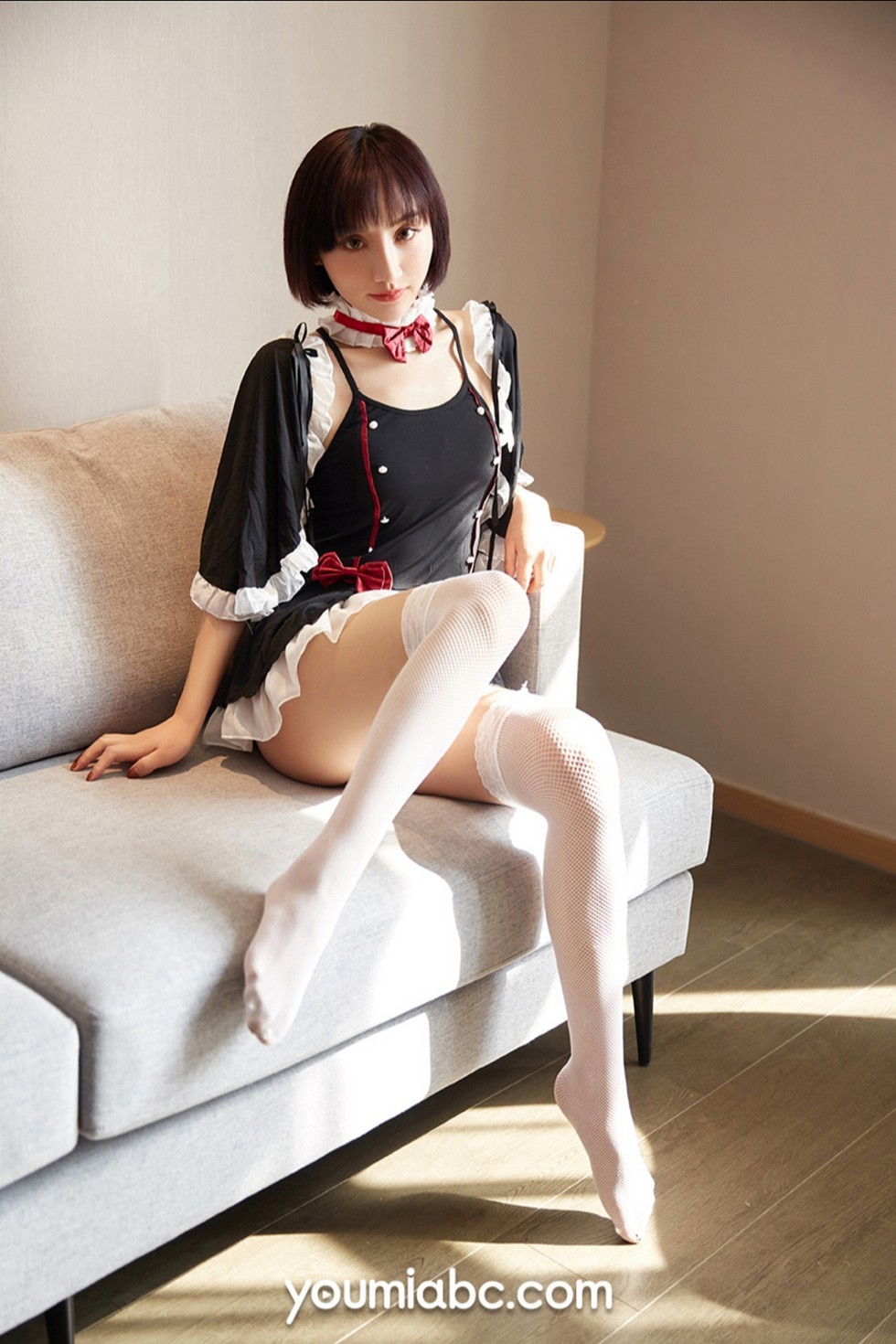 [YouMi尤蜜]Vol.610_嫩模林茵茵沙发上性感吊裙配白丝腿袜撩人姿势秀翘臀诱惑写真39P