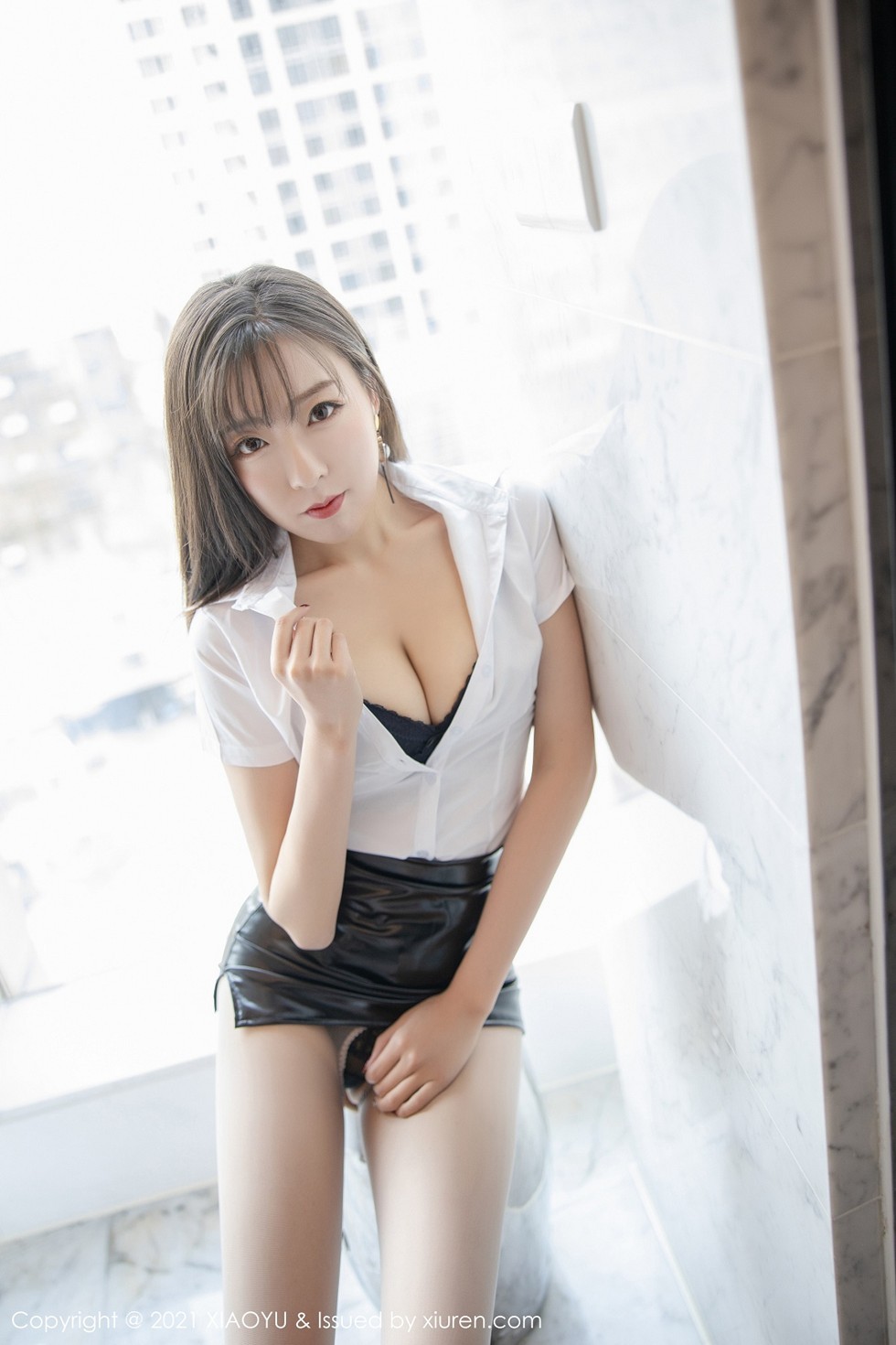 [XiaoYu画语界]Vol.470_新人模特蜜桃酱o白衬衫配黑皮裙主题脱肉丝露翘臀诱惑写真94P