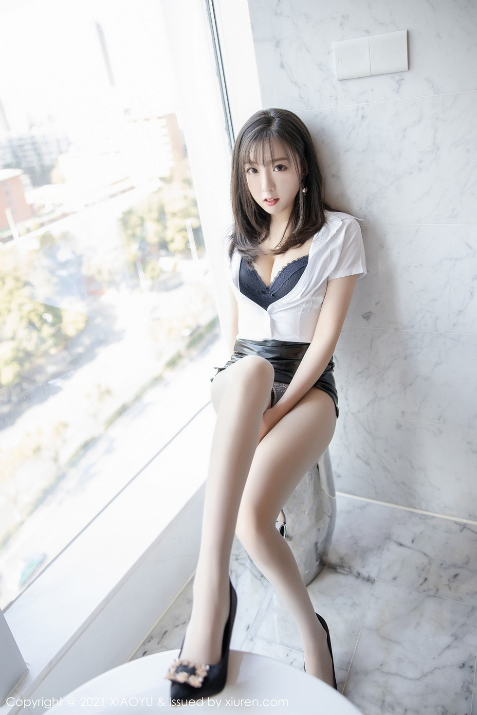 [XiaoYu画语界]Vol.470_新人模特蜜桃酱o白衬衫配黑皮裙主题脱肉丝露翘臀诱惑写真94P