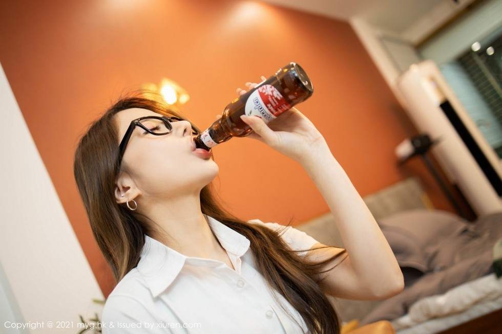 [MyGirl美媛馆]Vol.489_嫩模鱼子酱Fish私房借酒消愁主题黑短裙配黑丝秀翘臀诱惑写真108P