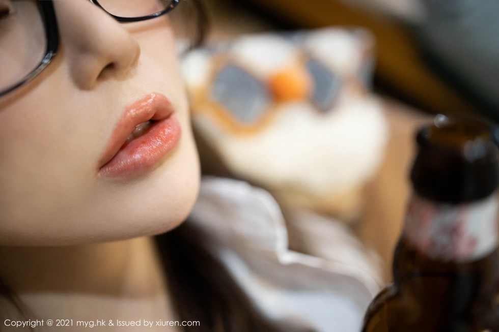 [MyGirl美媛馆]Vol.489_嫩模鱼子酱Fish私房借酒消愁主题黑短裙配黑丝秀翘臀诱惑写真108P