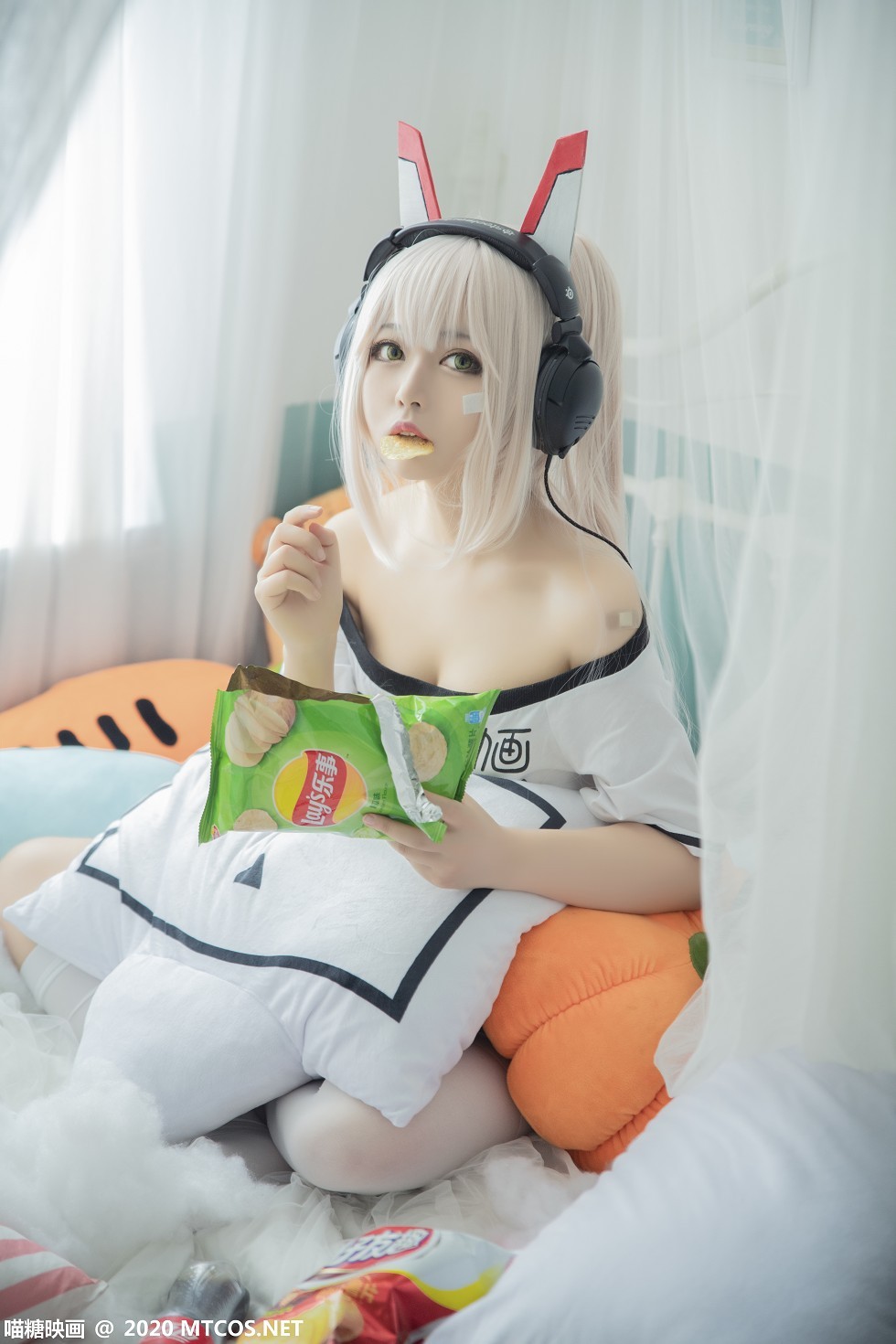 [喵糖映画]Vol.339_白发美女Cosplay主题白色低胸短袖衫配白丝袜秀完美身材写真20P