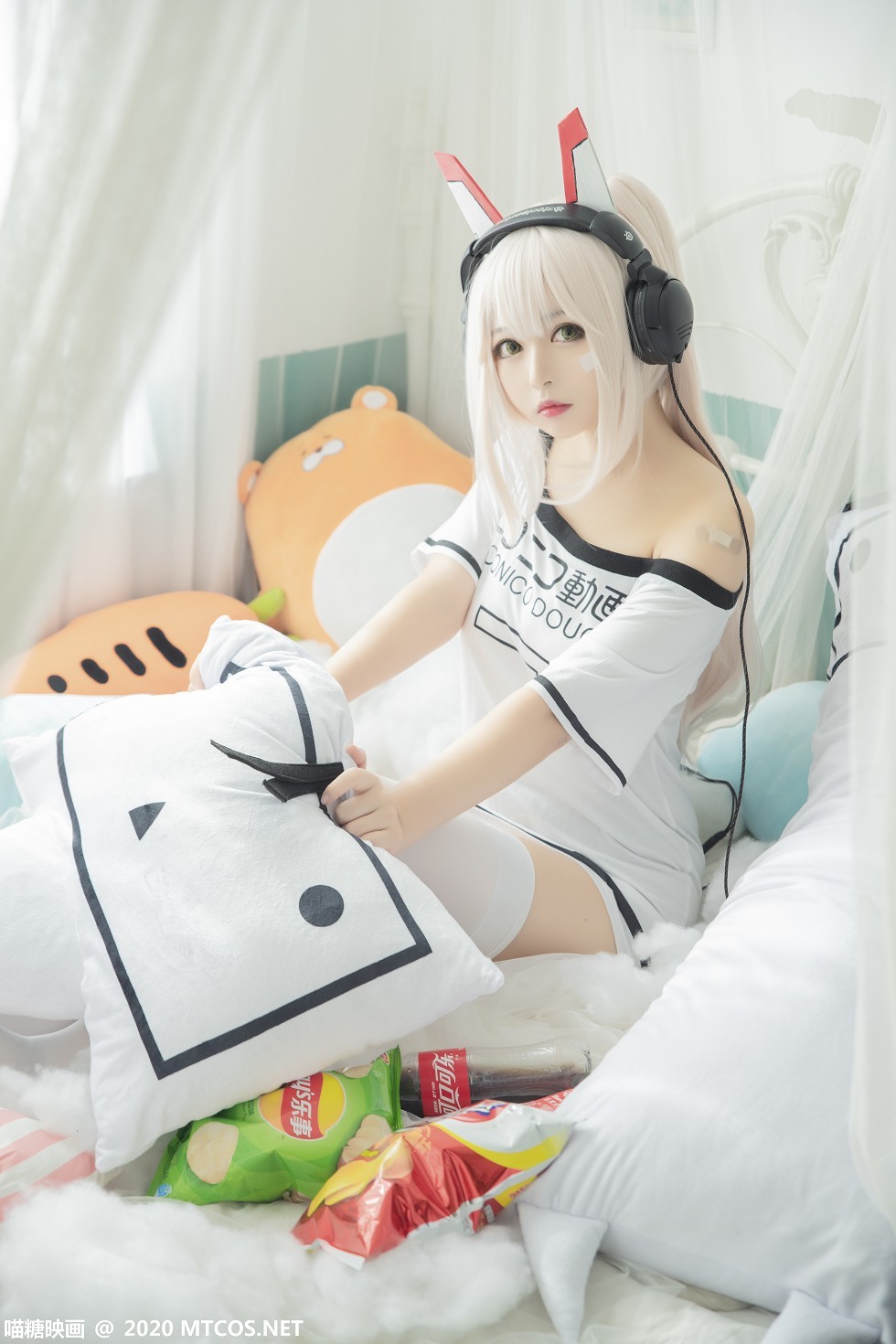 [喵糖映画]Vol.339_白发美女Cosplay主题白色低胸短袖衫配白丝袜秀完美身材写真20P