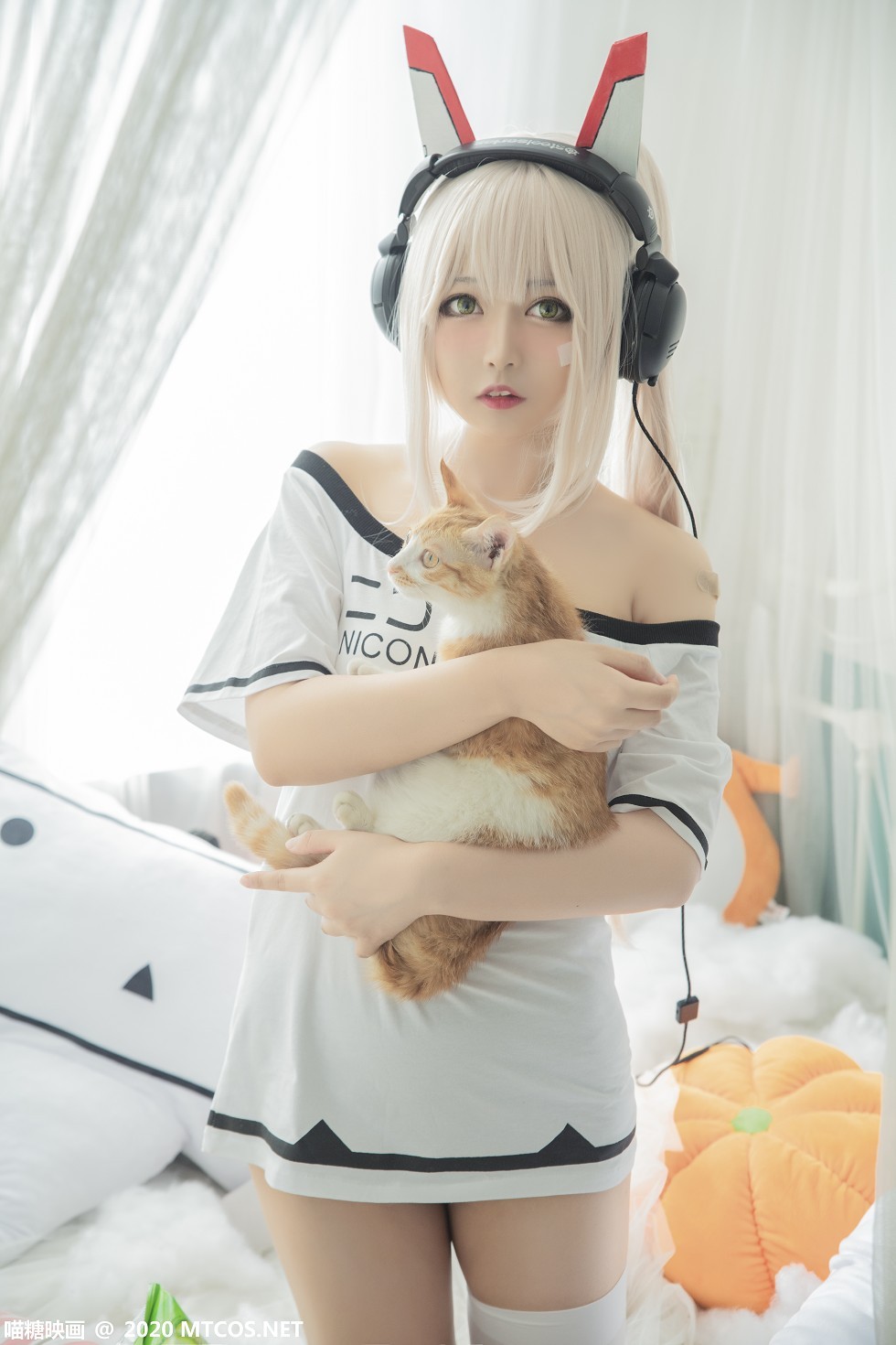 [喵糖映画]Vol.339_白发美女Cosplay主题白色低胸短袖衫配白丝袜秀完美身材写真20P